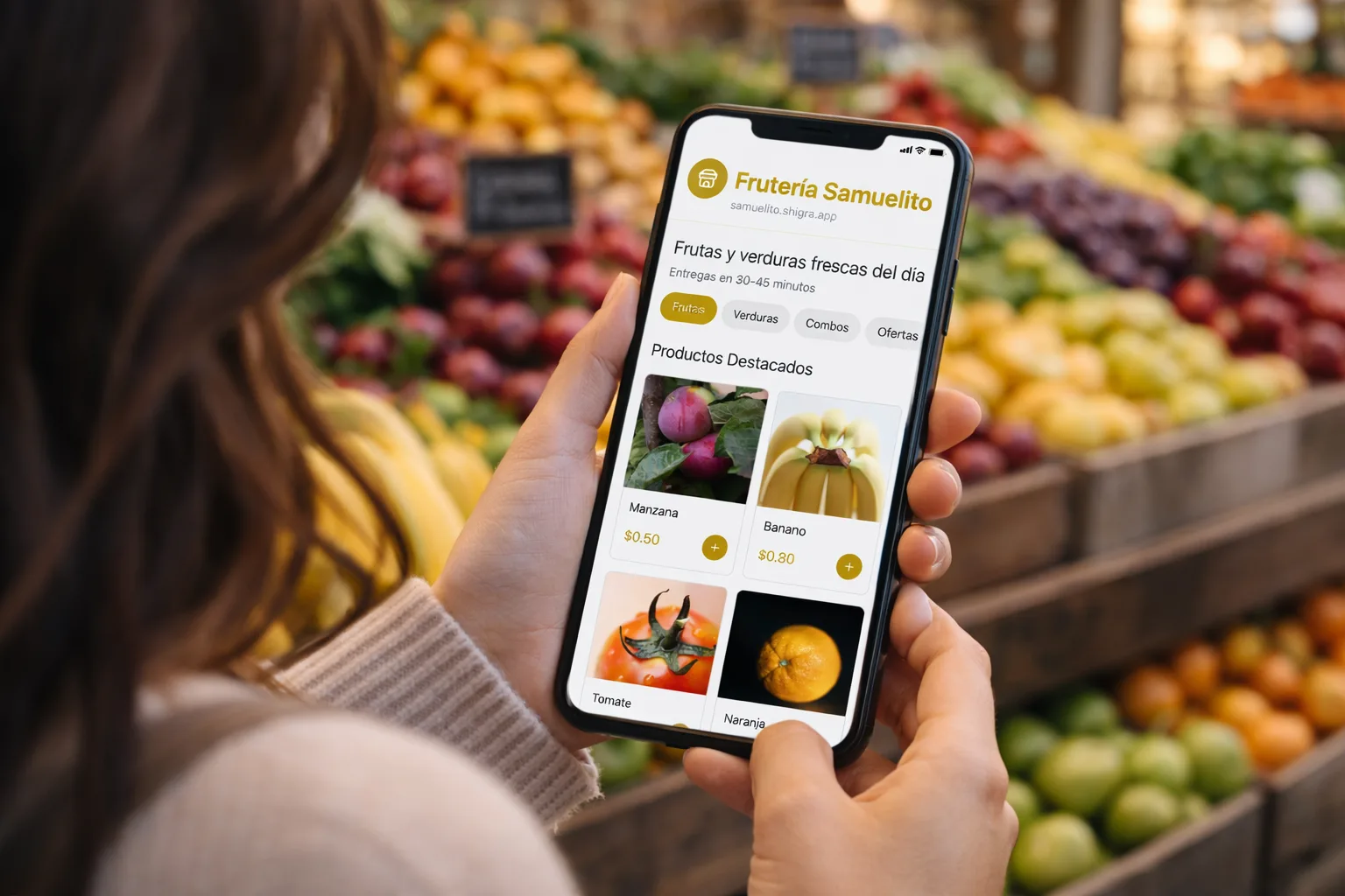 Persona comprando en la tienda digital de una frutería desde su celular